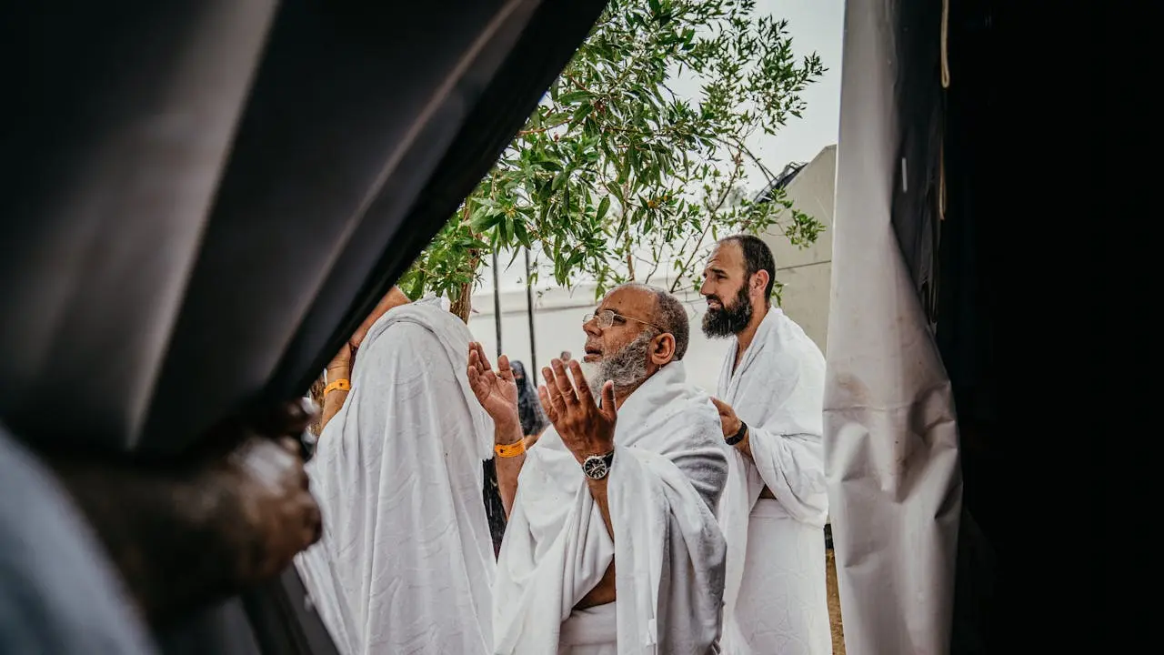 Muslim berdoa dengan baju ihram (Pexels)