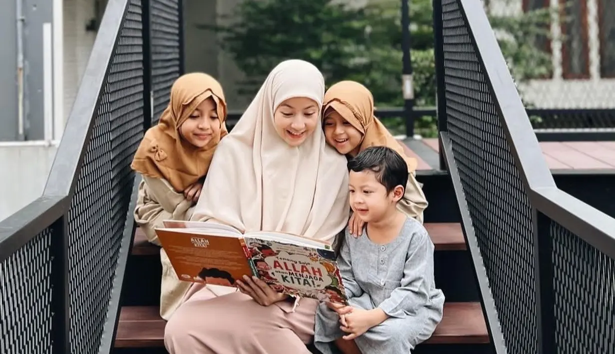 Tak hanya itu, Desta juga memuji bahwa Natasha Rizky adalah ibu yang baik untuk ketiga anaknya