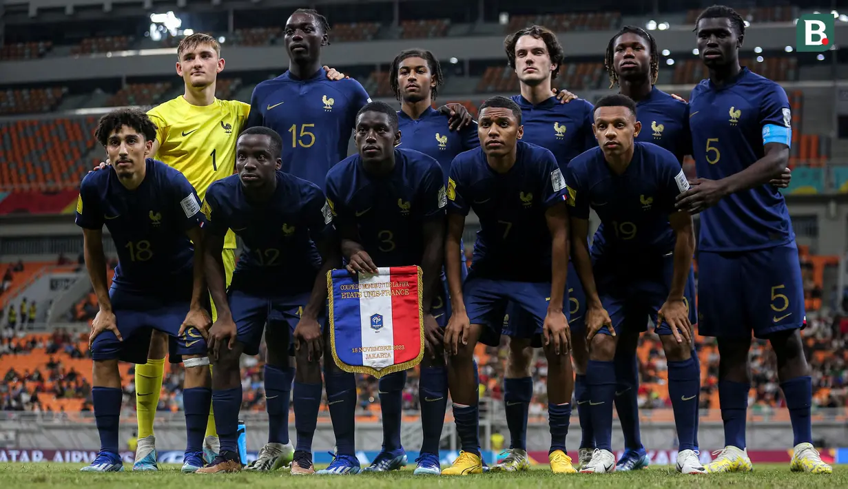 <p>Starting XI Timnas Prancis U-17 berfoto sebelum dimulainya laga ketiga Grup E Piala Dunia U-17 2023 menghadapi Timnas Amerika Serikat U-17 di Jakarta International Stadium, Jakarta Utara, Sabtu (18/11/2023). (Bola.com/Bagaskara Lazuardi)</p>