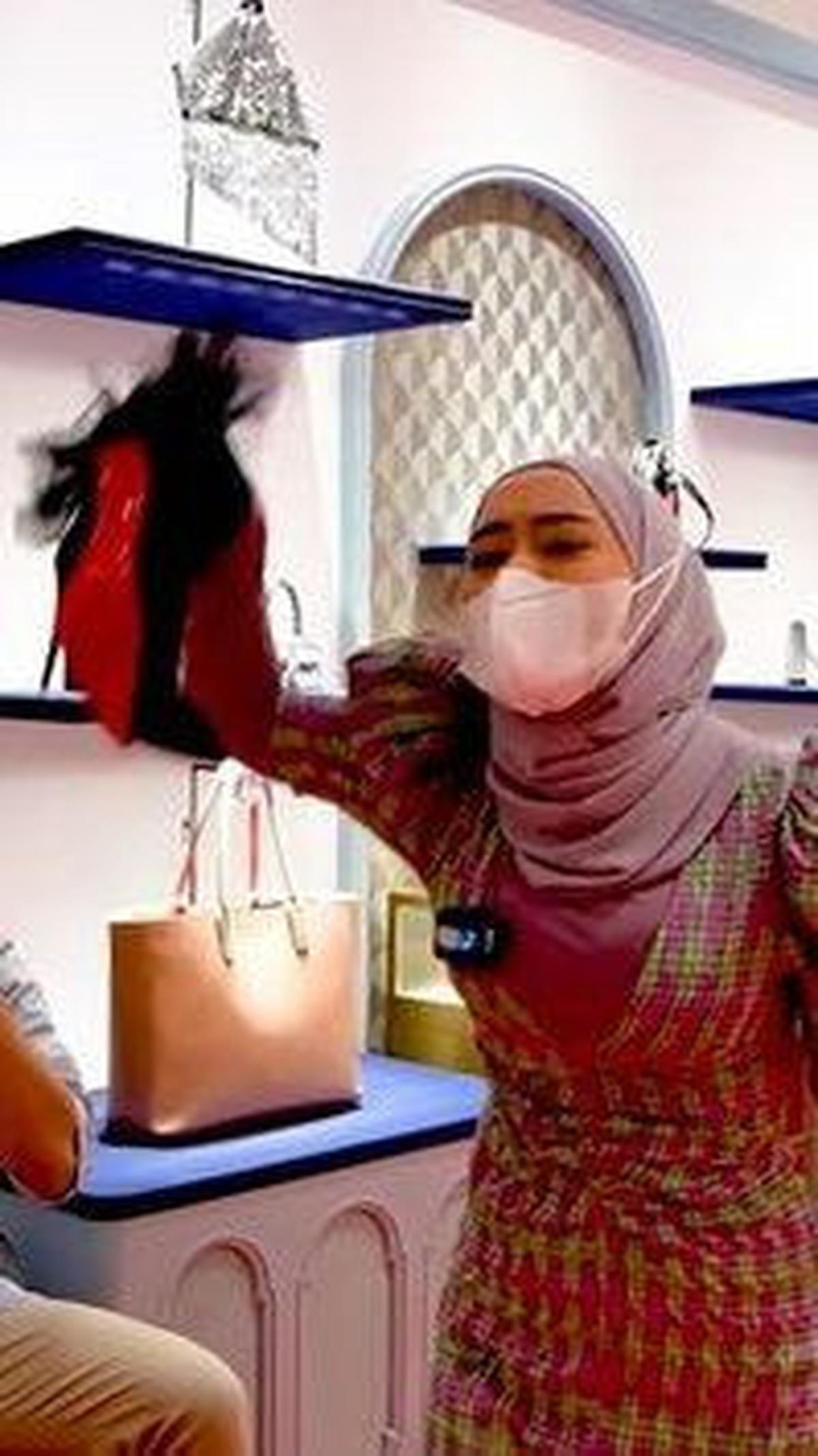 Lesti Kaget Harga Sepatu Begitu Mahal&nbsp;