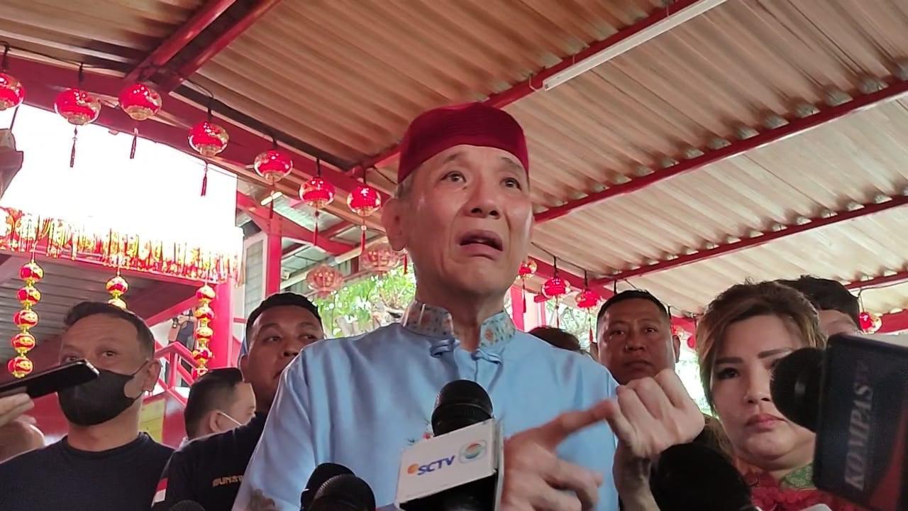 Pengusaha Jusuf Hamka di Wihara Dharma Bakti saat Imlek 2023.