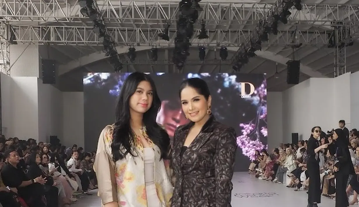 Annisa Pohan mencuri perhatian di Jakarta Fashion Week dengan penampilannya yang memadukan nuansa tradisional dan modern secara sempurna. Ia tampil menawan mengenakan blazer dengan sentuhan etnik yang kental. Detail material suede di kerah memberi sentuhan modern dan mewah. [@annisayudhoyono].