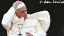 Paus Fransiskus memegang zucchetto atau penutup kepalanya saat menghadiri upacara peringatan 25 tahun kematian Don Tonino Bello di Alessano, Italia (20/4). (AFP/Vincenzo Pinto)