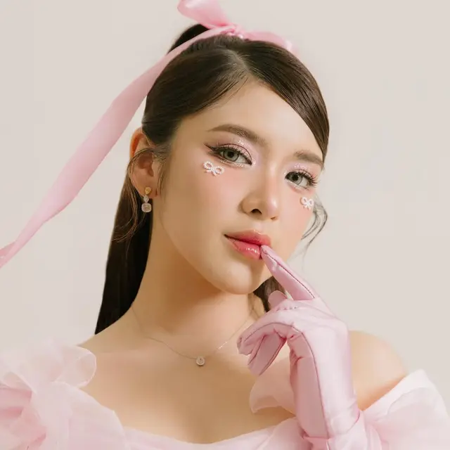 Pesona Tiara Andini Bergaya ala Coquette Girl di Pemotretan Album Special Live