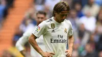 Gelandang Real Madrid, Luka Modric, tampak kecewa usai dikalahkan Levante pada laga La Liga Spanyol di Stadion Santiago Bernabeu, Madrid, Sabtu (20/10). Madrid kalah 1-2 dari Levante. (AFP/Gabriel Bouys)