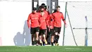 Para pemain Rennes bersiap mengikuti sesi latihan tim di Pusat Pelatihan Henri-Guerin di La Piverdiere di Rennes, Prancis barat (3/11/2020). Rennes akan bertanding melawan Chelsea pada grup E Liga Champions di Stamford Bridge, London. (AFP/Damien Meyer)
