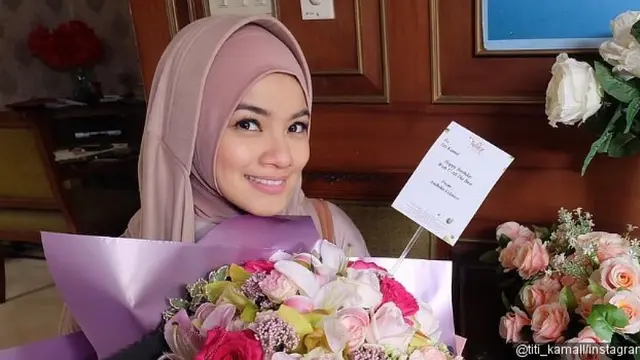 Potret Titi Kamal kenakan hijab