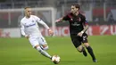 Pemain AC Milan, Lucas Biglia (kanan) mencoba melewati adangan pemain Austria Wien, Christoph Monschein pada laga grup D Liga Europa di San Siro stadium, Milan, (23/11/2017). Milan menang telak 5-1. (AFP/Miguel Medina)