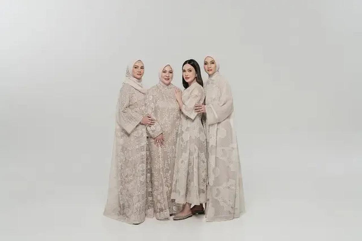 6 Pemotretan Shandy Aulia Bersama Keluarga Besar Muslim, Rukun di Tengah Perbedaan