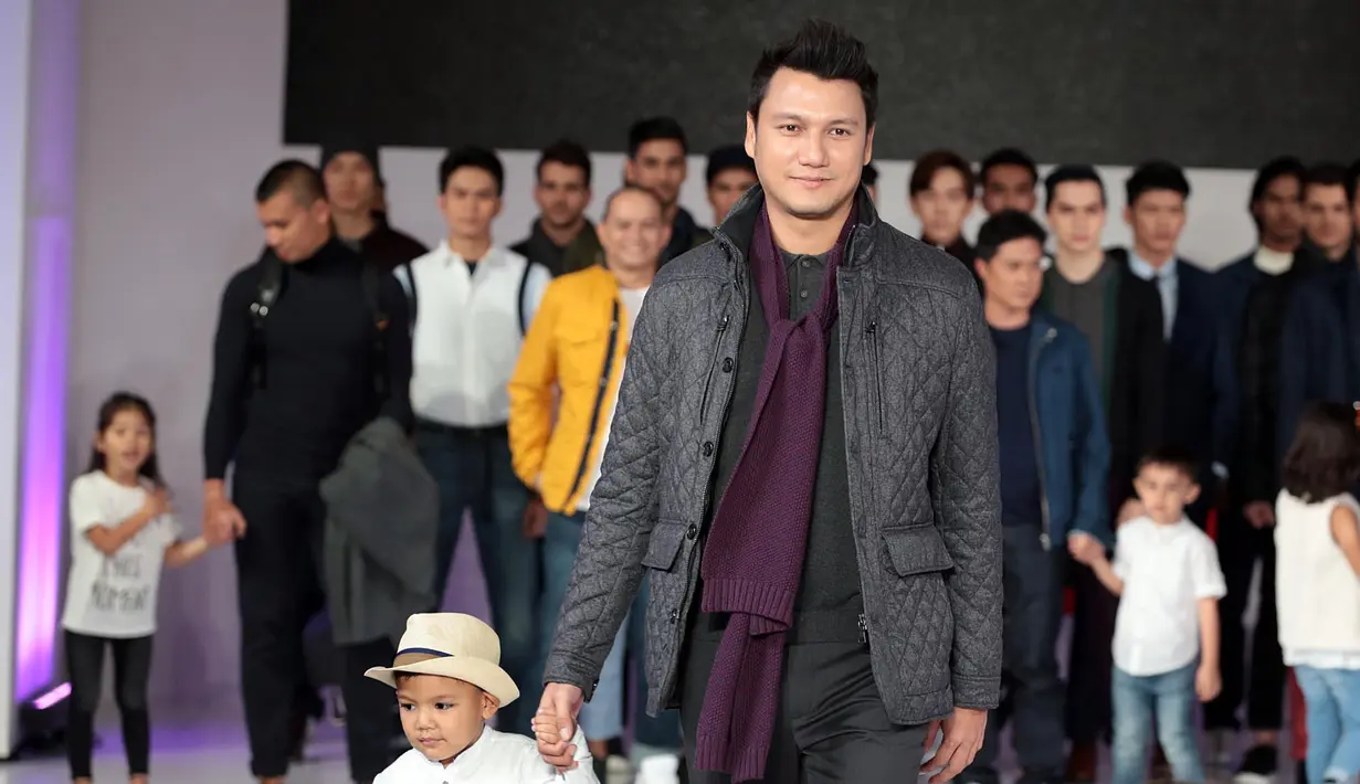 "Ini first time Juna ikut fashion show sama saya. Papa sama anaknya. Dapet hadiah soalnya, kita imingi hadiah. Hadiahnya apa kek, bisa es krim atau apa nanti dia tinggal pilihlah," kata Tian di Senayan City, Jakpus, Rabu (25/10).(Deki Prayoga/Bintang.com)