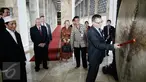 Menteri Luar Negeri Republik Ceko, Lubomir Zaoralek (kanan) saat mengunjungi ke Masjid Istiqlal, Jakarta, (26/2). Lubomir Zaoralek berkunjung ke beberapa tempat ibadah seperti Gereja Kathedral dan Masjid Istiqlal. (Liputan6.com/Faizal Fanani)