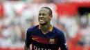 Pemain Barcelona Neymar terlihat meringis saat laga Liga Spanyol antara Sevilla FC vs Barcelona di Stadion Ramon Sanchez Pizjuan stadium, Sevilla, Sabtu (3/10/2015). Sevilla menang 2-1  AFP Photo / Cristina Quicler