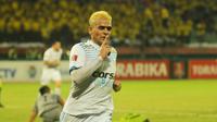 Striker Arema Cronus, Cristian Gonzales merayakan gol yang dicetaknya ke gawang Bhayangkara FC di Stadion Gelora Delta, Sidoarjo, Jawa Timur, Sabtu (17/9/2016). (Bola.com/Iwan Setiawan)