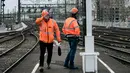 Pekerja kereta berjalan di peron saat mogok massal karyawan terjadi di Stasiun Lyon Perrache, Prancis, Selasa (3/4). Mogok kerja juga dilakukan oleh para pekerja sektor pengumpulan sampah, listrik dan energi. (AP Photo/Laurent Cipriani)