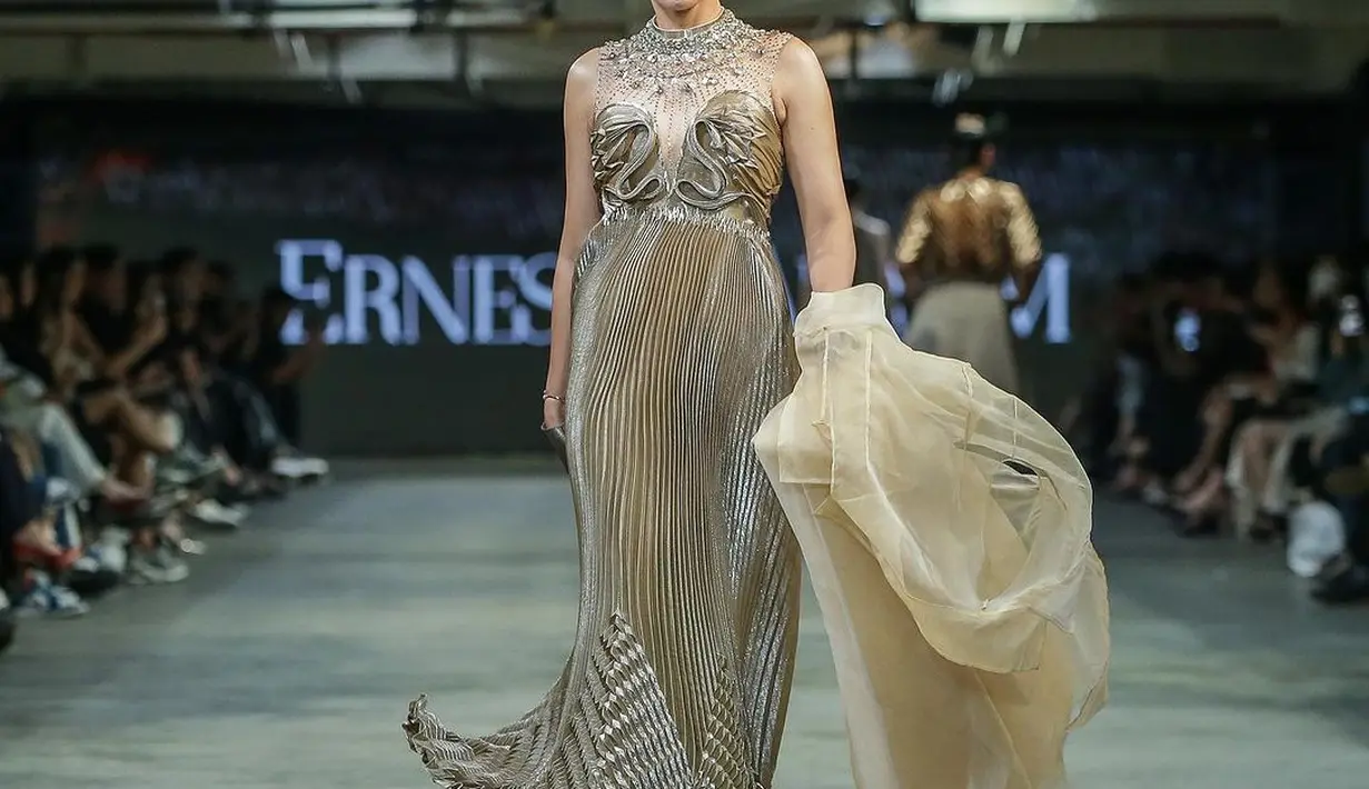 Putri Indonesia 2013 Whulandary Herman tampil bak dewi dalam balutan gaun emas berkilauan rancangan Ernesto Abraham. [Foto: JF3].