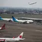 Aktivitas penerbangan di areal Bandara Soekarno Hatta, Tangerang, Banten, Kamis (16/5/2019). Berdasarkan hasil Rapat Koordinasi antara Kementerian Bidang Perekonomian dan Kementerian Perhubungan memutuskan tarif batas atas tiket pesawat turun sebesar 12 - 16 persen. (Liputan6.com/Faizal Fanani)