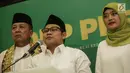 Ketum PKB, Muhaimin Iskandar (tengah) bersama pasangan Cagub-Cawagub Arinal Djunaidi (kiri) dan Chusnunia Chalim untuk Pilkada Lampung 2018 memberi sambutan di Gedung DPP PKB, Jakarta, Rabu (20/12). (Liputan6.com/Faizal Fanani)
