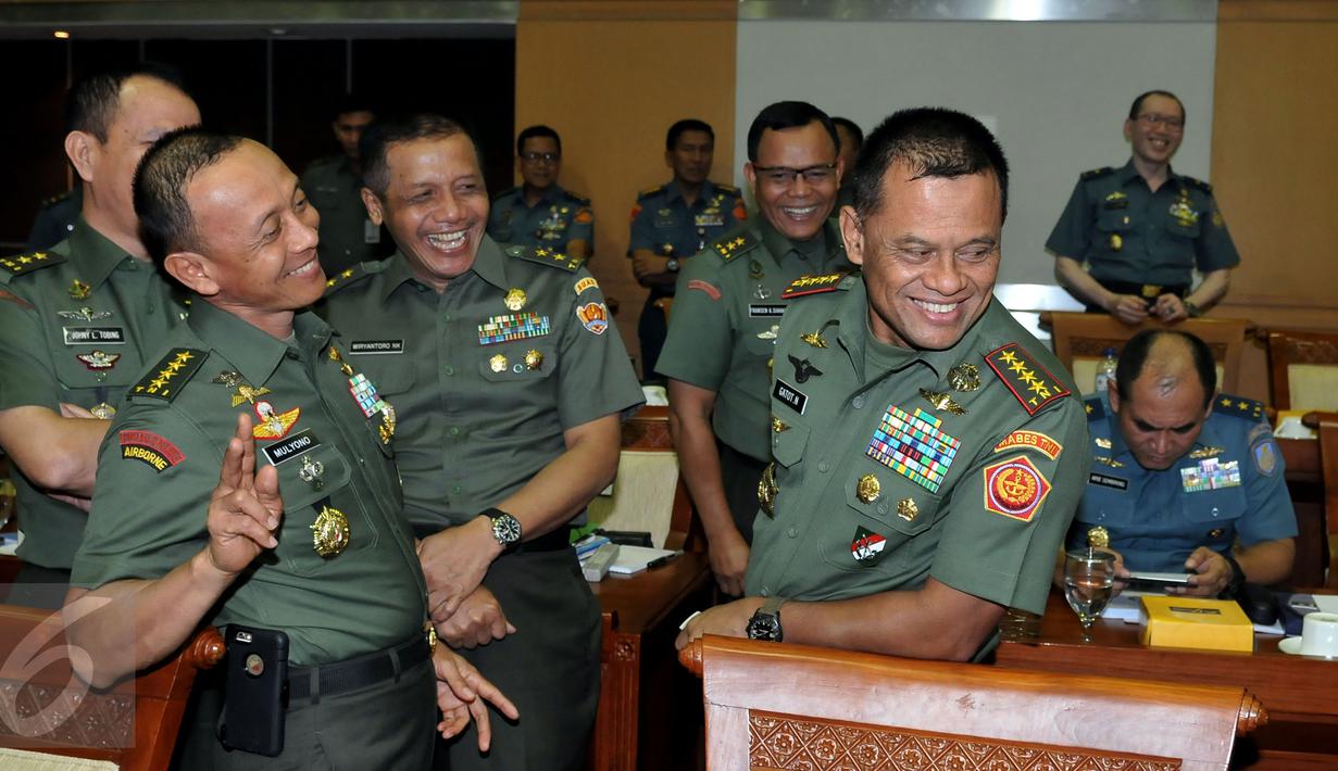 Panglima TNI Jend. Gatot Nurmantyo (kanan), KSAD Jend. Mulyono (kiri) usai rapat dengar pendapat dengan Komisi I DPR di Gedung DPR/MPR, Jakarta, Senin (7/9/2015). Rapat perdana membahas anggaran TNI dan isu pertahanan Indonesia. (Liputan6.com/JohanTallo)