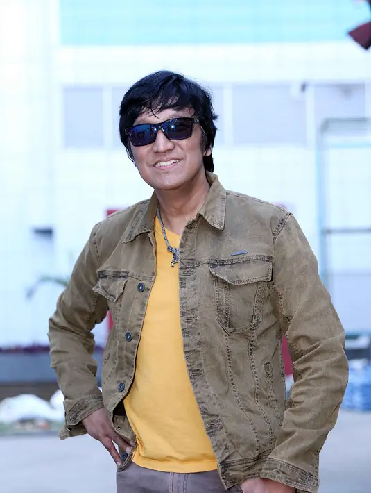 “Mungkin cara pandang orang berbeda-beda ya, kalau saya menganggap hal itu bukan sesuatu yang perlu dibesar-besarkan. Itu kan masa lalu dan sudah berlalu,” ujar rocker 56 tahun itu. (Nurwahyunan/Bintang.com)