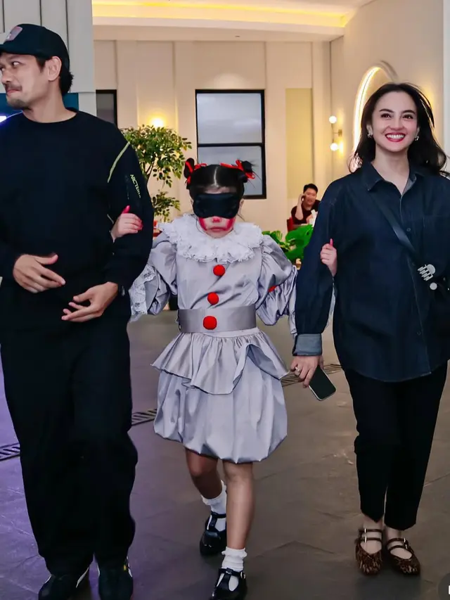 Penampilan Ririn Ekawati saat Rayakan Ulang Tahun Putri Bungsunya tampil serba hitam. [@ririnekawati]