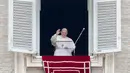 Paus Fransiskus melambaikan tangan saat memimpin Doa Angelus dari jendela studionya yang menghadap Lapangan Santo Petrus di Vatikan, Minggu (1/3/2020). Pemimpin umat Katolik itu untuk pertama kalinya tampil di muka publik dalam empat hari terakhir setelah tak enak badan. (AP/Andrew Medichini)