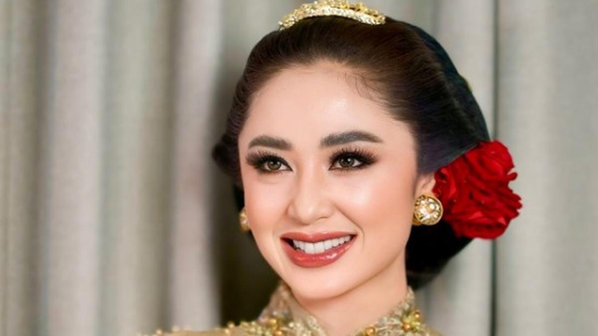 Potret Kebaya Dewi Perssik yang Curi Perhatian, Balutan Warna Emas yang Glamor