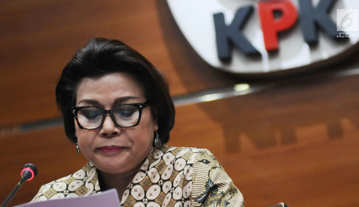 Wakil Ketua KPK, Basaria Panjaitan menyampaikan keterangan OTT Bupati Nganjuk Taufiqurrahman saat rilis di Gedung KPK, Jakarta, Kamis (26/10). KPK menyita uang Rp 298.020.000,- dan menetapkan lima orang tersangka. (Liputan6.com/Helmi Fithriansyah)