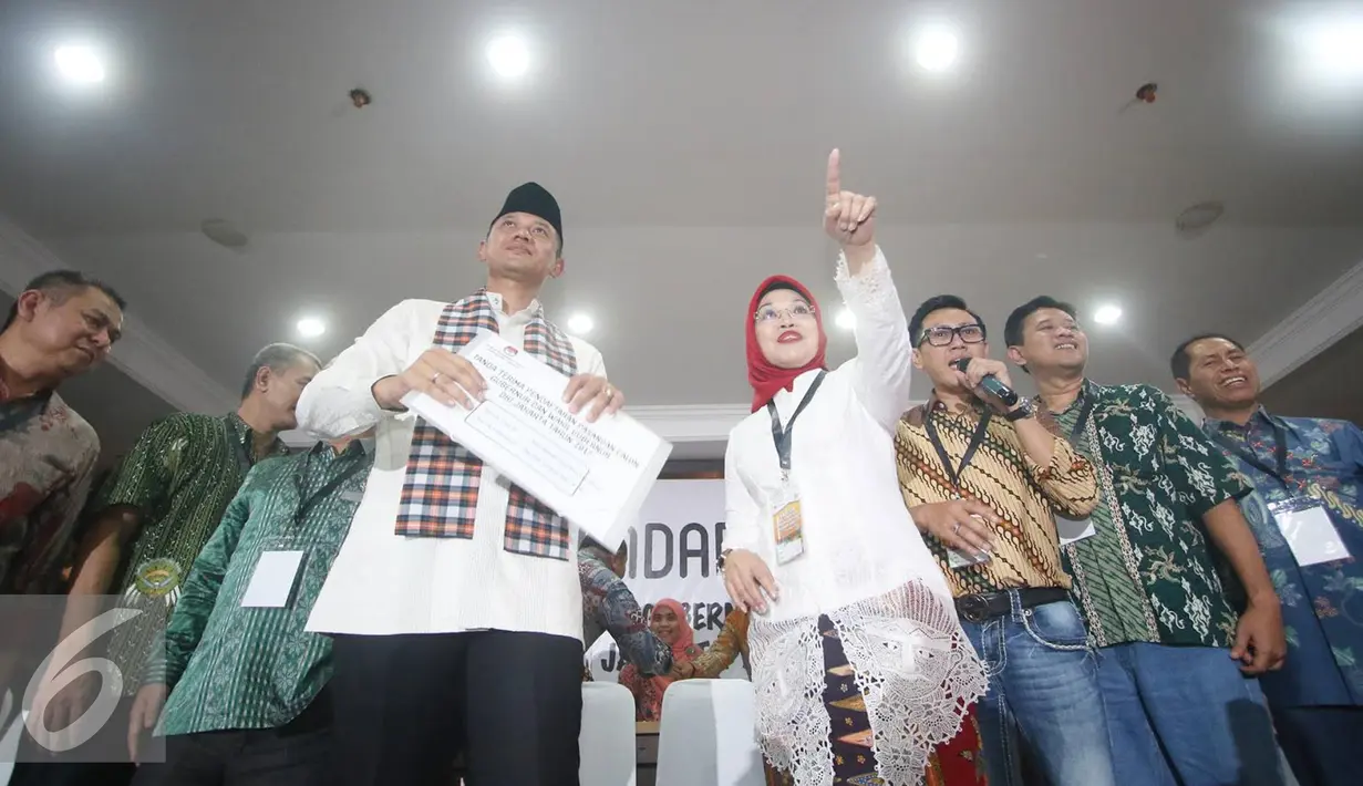 Agus Harimurti Yudhoyono dan Sylviana Murni usai mendaftar ke KPUD Jakarta sebagai pasangan Cagub dan Cawagub DKI Jakarta 2017, Jumat (23/9). Agus dan Sylviana diusung oleh Partai Demokrat, PKB, PPP, dan PAN.(Liputan6.com/Immanuel Antonius)