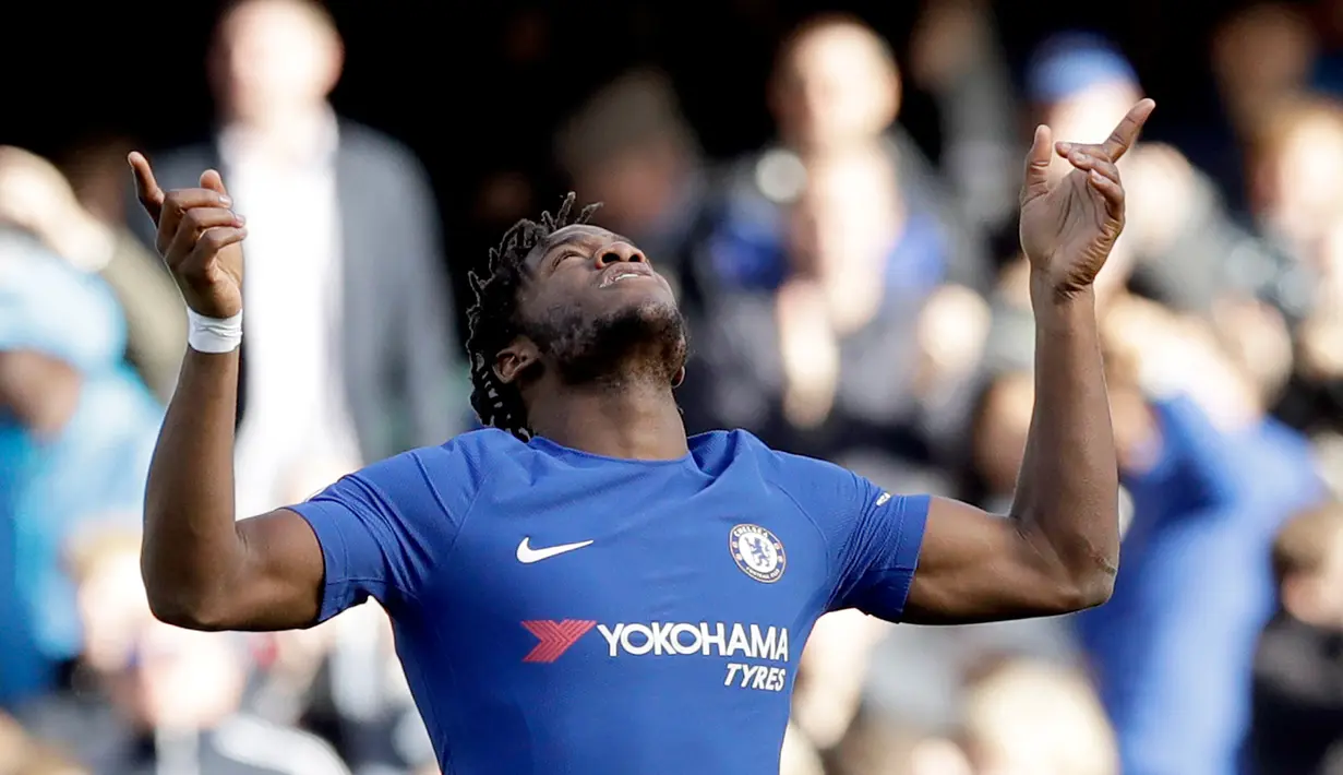 Pemain Chelsea Michy Batshuayi merayakan gol kedua untuk timnya saat pertandingan melawan Watford di stadion Stamford Bridge di London (21/10). Michy Batshuayi  berhasil menyumbang dua gol untuk Chelsea. (AP/Matt Dunham)