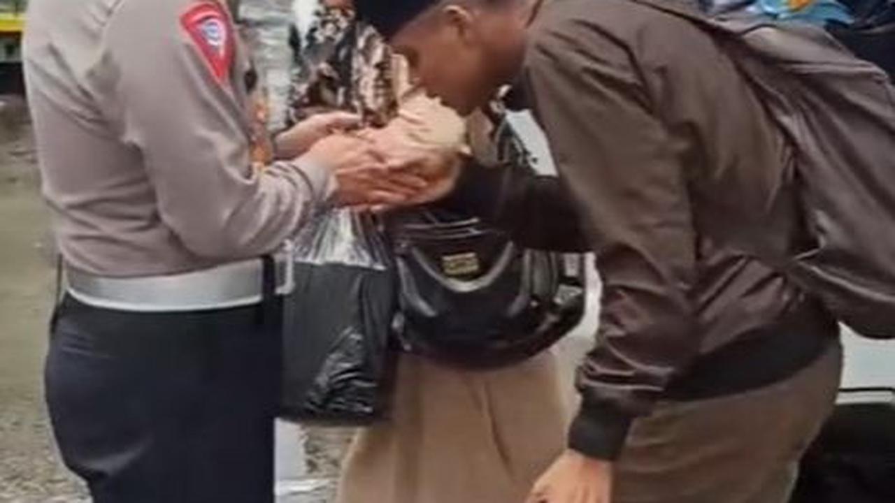 "Pas mobil mogok saya diantar langsung ke terminal oleh bapak dirlantas Polda Jawa Tengah," kata salah satu warga yang dibantu oleh Kombes Sonny.<br>
