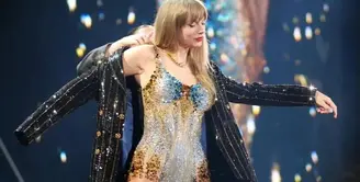 Satu penampilan fenomenal Taylor Swift di atas panggung. Dalam foto ini, Taylor Swift mengenakan one piece bodycon swimsuit berwarna unicorn yang luar biasa cantik. Penampilannya semakin berkilau karena bodycon yang dikenakan Taylor di sini bertabur payet batu berwarna-warni, membuat kulitnya juga tampak bercahaya. Foto: Instagram.