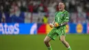 Di sektor penjaga gawang, kiper Timnas Inggris, Jordan Pickford sukses menyamai total penampilan Peter Shilton di kompetisi mayor Piala Dunia dan Euro, yaitu sebanyak 20 penampilan. Peter Shilton melakukannya pada Piala Dunia 1982, 1986 dan 1990, serta Euro 1980 dan 1988. Sementara Jordan Pickford melakukannya pada Piala Dunia 2018 dan 2022, serta Euro 2020 dan 2024. Satu laga lagi di euro 2024 ia tentunya akan melewati rekor Peter Shilton. (AP Photo/Martin Meissner)