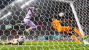 Pemain Belanda Denzel Dumfries dan kiper Andries Noppert gagal menyelamatkan bola dari pemain Amerika Serikat Haji Wright pada pertandingan sepak bola babak 16 besar Piala Dunia 2022 di Stadion Internasional Khalifa, Doha, Qatar, 3 Desember 2022. Belanda melaju ke perempat final Piala Dunia 2022 usai menaklukkan Amerika Serikat dengan skor 3-1. (AP Photo/Martin Meissner)