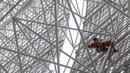 Pekerja sedang mengerjakan instalasi pelindung angin pada proyek pembangunan Jakarta International Stadium yang terletak di Papanggo, Jakarta Utara, Selasa (31/08/2021). PT Jakarta Propertindo mencatat bahwa pembangunan stadion tersebut telah mencapai 69 persen. (Bola.com/Bagaskara Lazuardi)