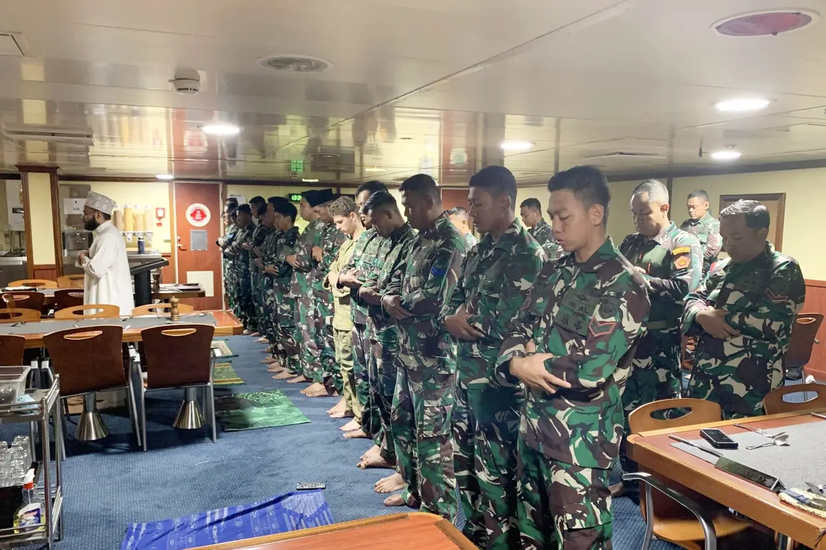 TNI AL Indonesia dan Perwira Laut Australia melakukan salat jumat berjamaah di tengah latihan bersama di Wardroom, HMAS Adelaide, Jumat (8/11/2024). (Dok. Laman resmi TNI)