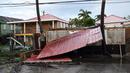 Atap sebuah rumah terlihat di jalan setelah Badai Lisa di Belize City, Belize, 3 November 2022. Badai Tropis Lisa menyebabkan banjir dan membuat sebagian negara itu menjadi gelap gulita. (Johan ORDONEZ/AFP)