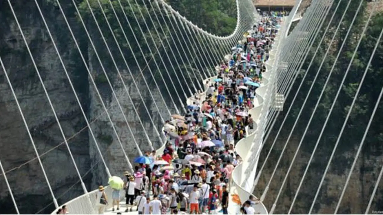 13 Hari Dibuka, Jembatan Kaca Tertinggi di Dunia Ditutup, Kenapa?