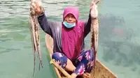 Nelayan Perempuan di Desa Uwedikan Merayakan Penangkapan Gurita. Foto: Japesda (Arfandi Ibrahim/Liputan6.com)