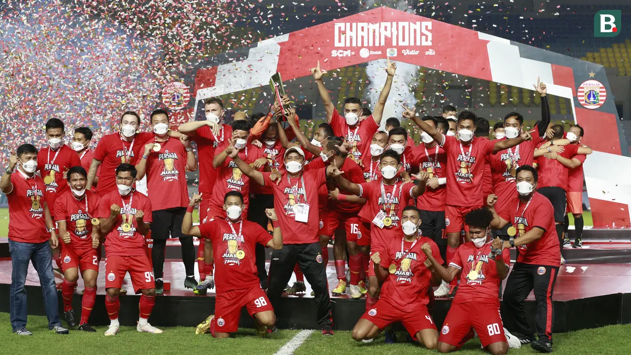 FOTO: Juara, Persija Angkat Trofi Piala Menpora 2021