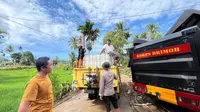 Polri Distribusikan Air Bersih dan Bersihkan Rumah Warga Terdampak Bencana di Agam Sumbar