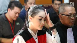 Aktris Jennifer Dunn saat sidang lanjutan kasus narkoba di PN Jakarta Selatan, Senin (14/5). Jennifer terjerat Pasal 114 Ayat 1 subsider Pasal 112 Ayat 1 jo Pasal 132 Ayat 1, dan Pasal 127 Ayat 1 UU RI No 35 Tahun 2009. (Liputan6.com/Immanuel Antonius)