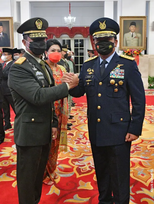 Panglima TNI Jenderal Andika Perkasa dan Marsekal Hadi Tjahjanto berfoto bersama seusai pelantikan di Istana Negara, Rabu (17/11/2021). Jenderal Andika Perkasa sebagai Panglima TNI menggantikan Marsekal Hadi Tjahjanto yang memasuki masa pensiun. (Foto: Agus Suparto/Biro Sekretariat Kepresidenan)
