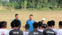 Patrick Sofian Ghigani membagikan ilmu kepada para pemain Persijap Jepara yang tampil di Liga 2 2017. (Bola.com/Ronald Seger)