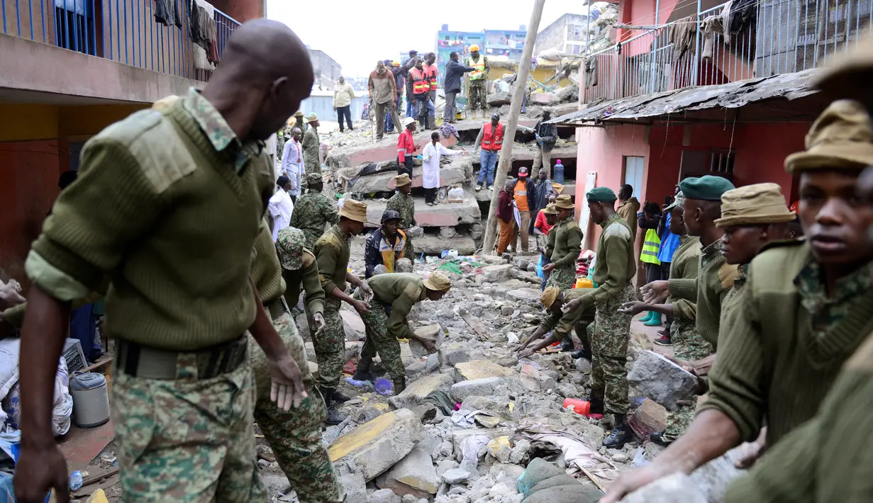 Petugas saat mencari korban yang terperangkap dalam reruntuhan bangunan yang ambruk di Nairobi, Kenya (30/4).Bangunan tersebut ambruk akibat hujan dan banjir yang menerpa kawasan Nairobi.( REUTERS/Harman Kariuki)
