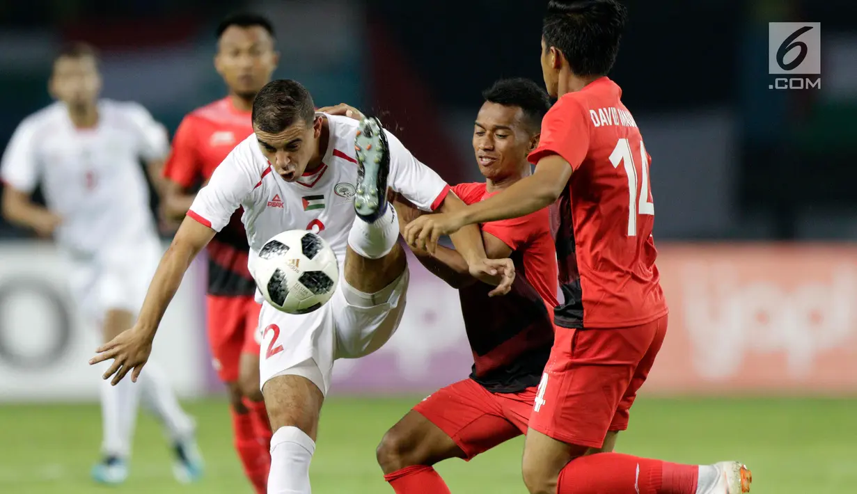 Pemain Indonesia, Irfan Jaya berebut bola dengan pemain Palestina, Ahmed Qatmish pada laga Asian Games di Stadion Patriot, Bekasi, Rabu (15/8). Timnas Indonesia U-23 dipaksa menyerah 1-2 oleh Palestina. (Bola.com/Vitalis Yogi Trisna)