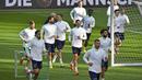 Para pemain Swiss melakukan pemanasan saat mengikuti sesi latihan tim di Stadion RheinEnergie, Cologne, Jerman (12/10/2020). Swiss akan bertanding melawan Jerman dalam lanjutan UEFA Nations League Divisi A Grup 4 (A4). (AP Photo/Martin Meissner)