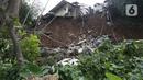 Kondisi longsor pada areal pemancingan yang menyebabkan satu orang meninggal dunia di Gang Kepatihan, Kelurahan Kebon Kelapa, Kecamatan Bogor Tengah, Bogor, Jawa Barat, Rabu (12/10/2022). Longsor yang terjadi pada kemarin sore menyebabkan sembilan pemancing tertimbun tanah namun selamat dan seorang anggota kepolisian meninggal. (merdeka.com/Arie Basuki)