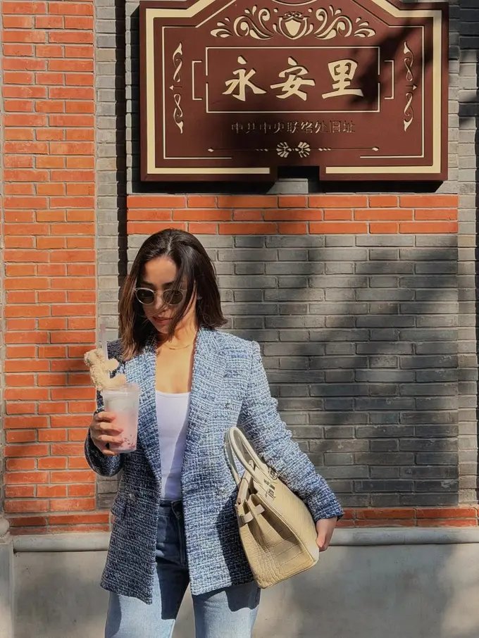 Nikita Willy Tampil Powerful Saat Liburan di Shanghai dengan Tweed Blazer dan Tas Hermès Birkin Croco