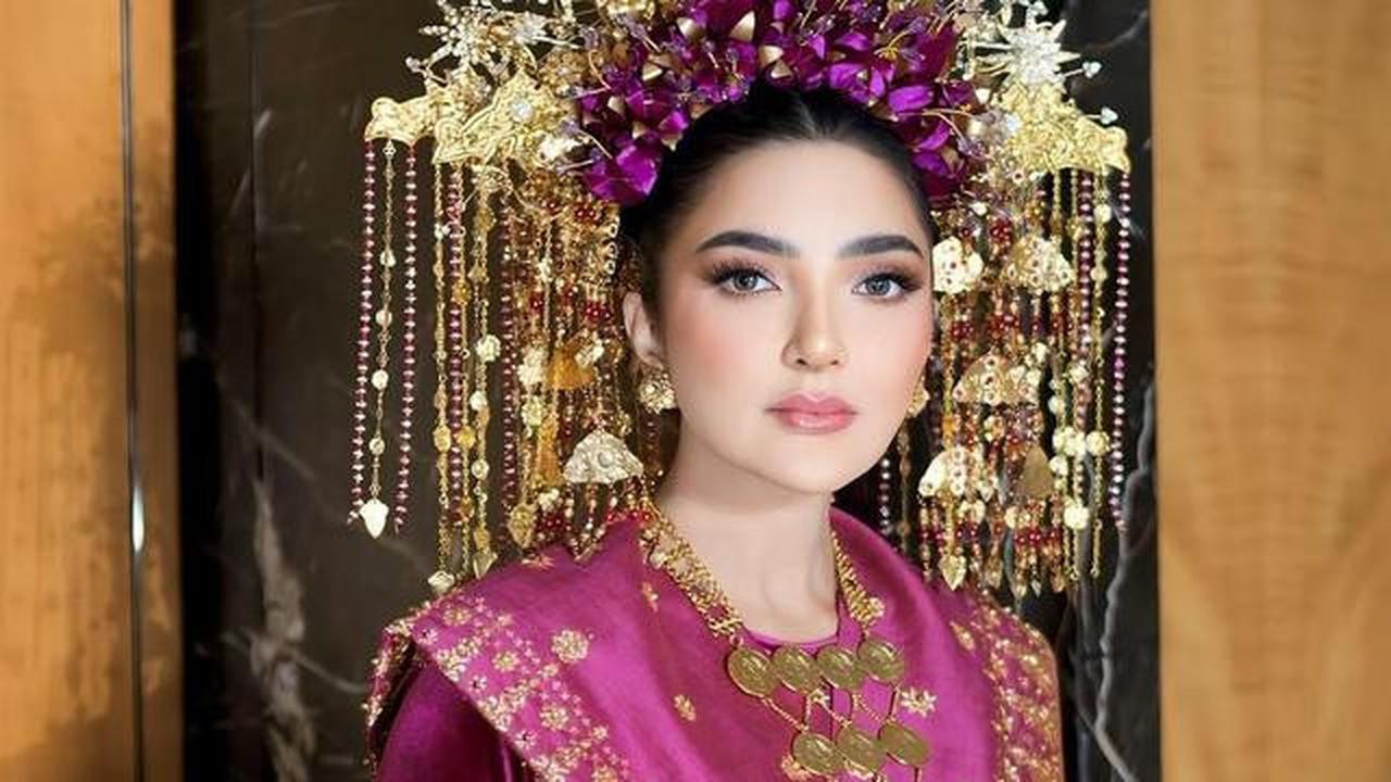 9 Potret Ashanty Pakai Baju Adat Palembang dengan Detail Mewah, Auranya Elegan