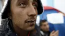 Aksi Yosri Adjili (25), seorang pengangguran saat melakukan mogok makan dan menjahit mulutnya ketika berunjuk rasa menuntut diberikan pekerjaan, di halaman kantor pemerintah setempat di Kasserine, Tunisia, Rabu (27/1). (REUTERS/Zohra Bensemra) 